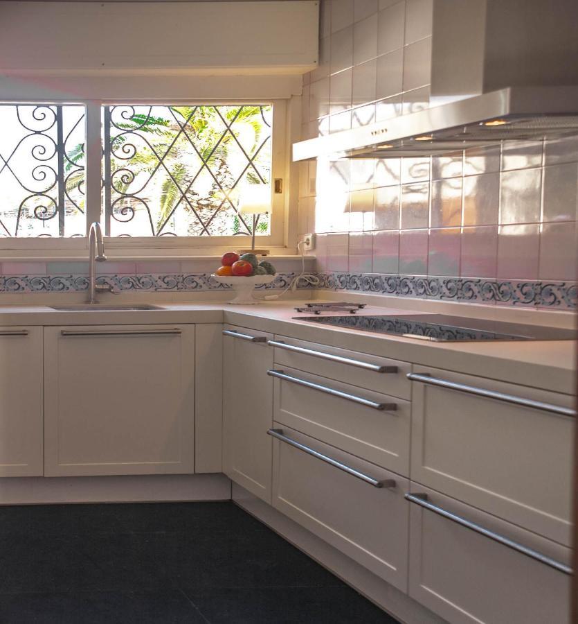 Villa Altozano With Pool, Barbeque, Large Garden, And Fantastic Sea Views Benidorm Eksteriør billede